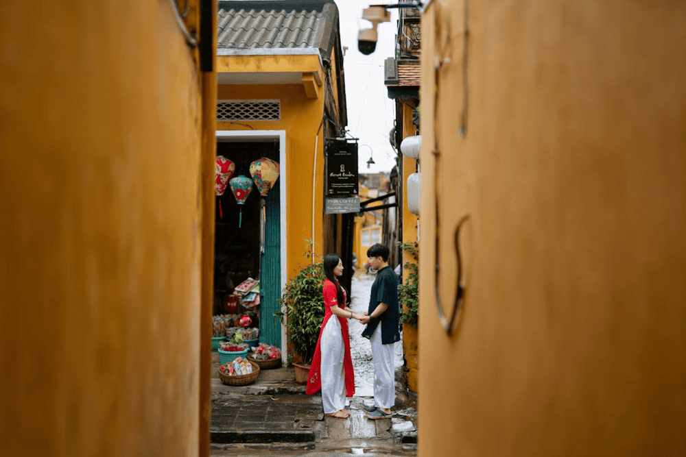The romantic vibe of hidden alleyways with iconic yellow walls (Source: Pexels)